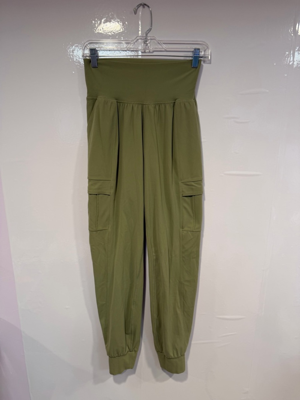 Green Athleta Salutation cargo joggers